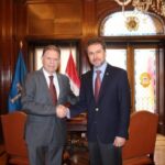 Alfredo Canteli Fernández, alcalde del municipio de Oviedo, España, recibió en reunión de trabajo al ministro Castiglioni y comitiva del MIC