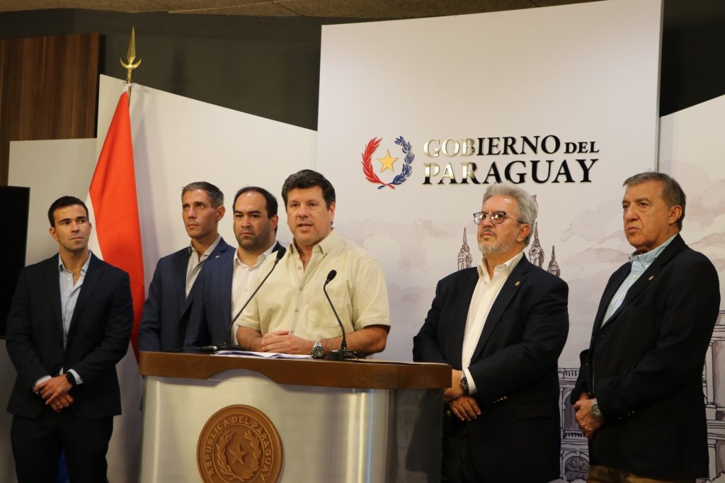 El titular del MIC, Javier Giménez; junto al sector privado en Mburuvicha Róga.