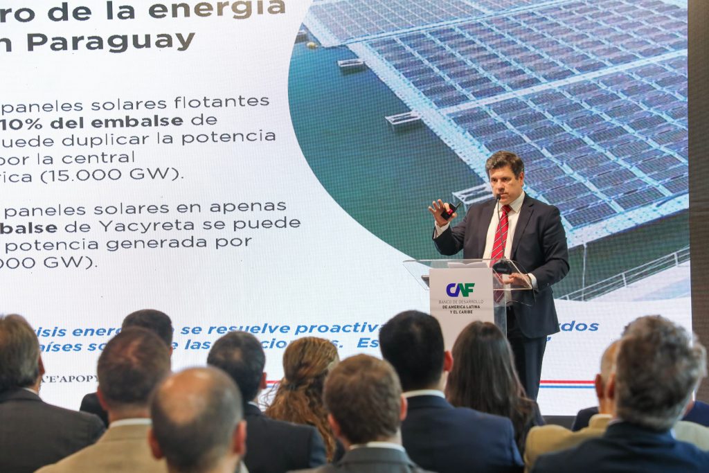 Javier Giménez, ministro de Industria y Comercio, en el Semiario de la CAF.