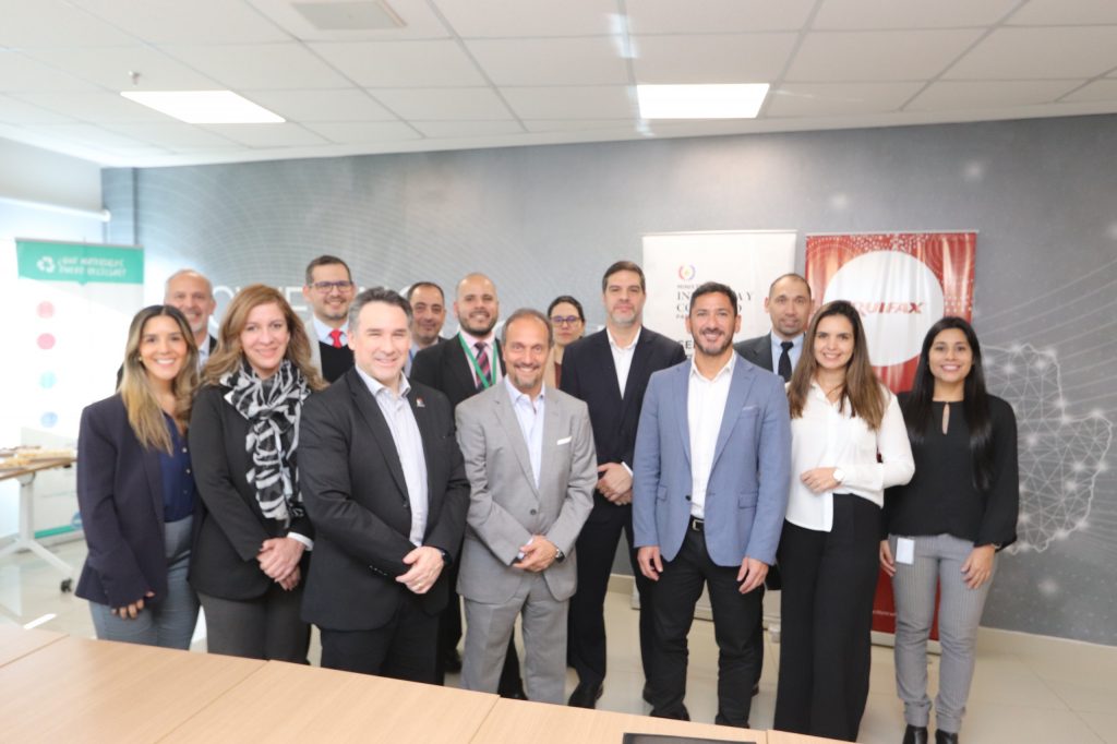 Viceministro de Mipymes, Gustavo Giménez-, junto a los representantes de Equifax.