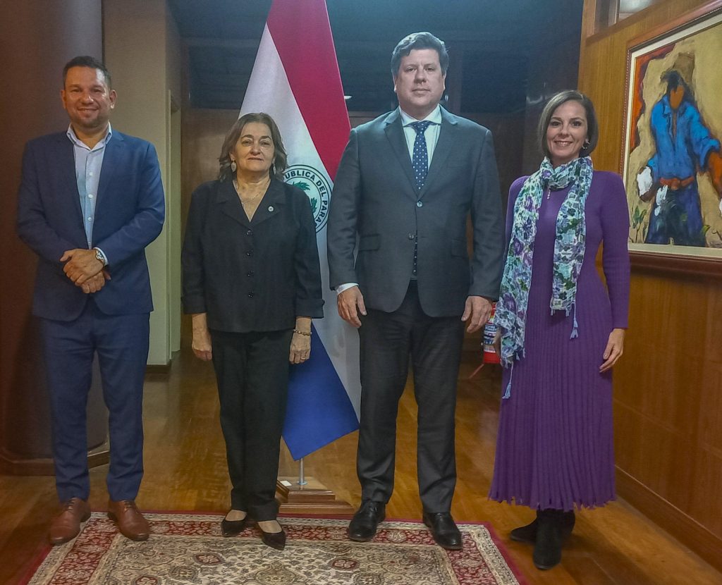 Ministro de Industria y Comercio, Javier Giménez; junto al intendente de Yhú, Arturo Jara, y la secretaria Ejecutiva del CNIME, Natalia Cáceres.