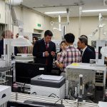 Ministro Giménez visita instituto líder en certificación de infraestructura vehicular eléctrica