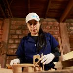 De juegos de infancia a una Mipyme: Dalila transforma madera reciclada en esperanza para la educación